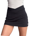Falda short deportiva negra con bolsillos