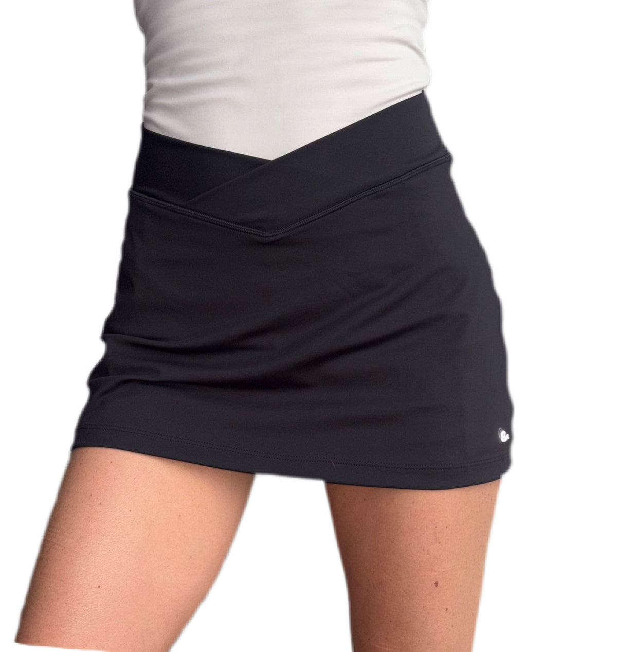 Falda short deportiva negra con bolsillos