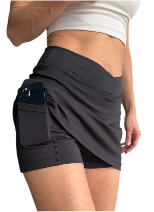 Falda short deportiva negra con bolsillos